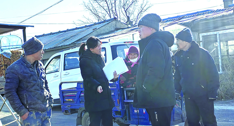王菲法官（左二）像深入田间地头，认真办好每一起案件
