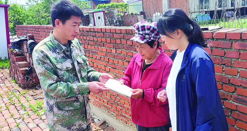 村干部到村民家中走访