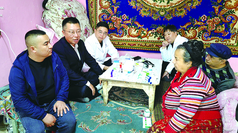 原飞(左二)等人慰问少数民族贫困老人吾大叔