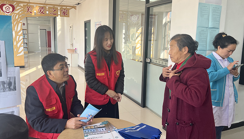 普法志愿者为居民提供专业法律咨询服务