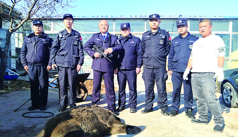 头题图，户主程先生（右一）兴奋地要求与参加救助的民辅警合影