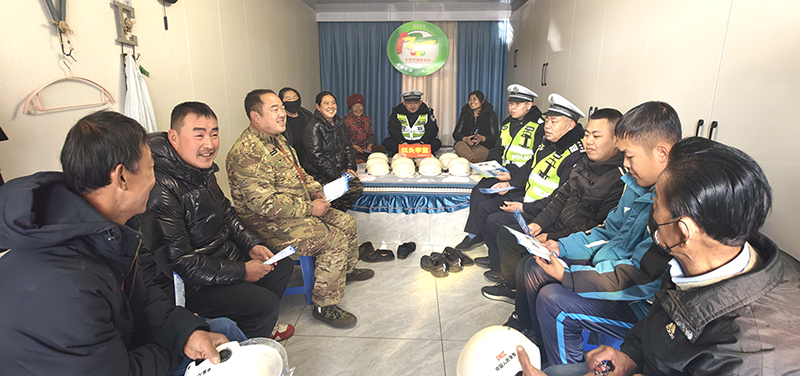 铁岭市公安局交通管理支队宣传大队走进村民家举办“炕头学堂”