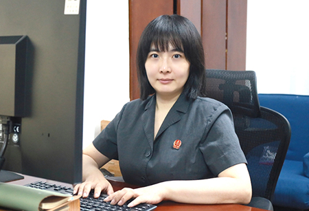 王新月 先用着,联系记者看看能不能换长袖的