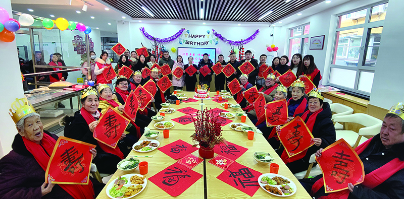 “邻聚寿星 情满多福”第一期生日会的幸福合影