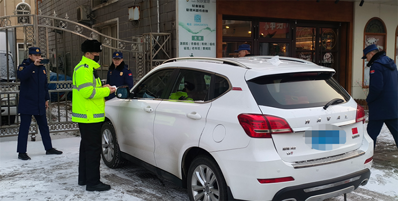 执法人员处理违停车辆