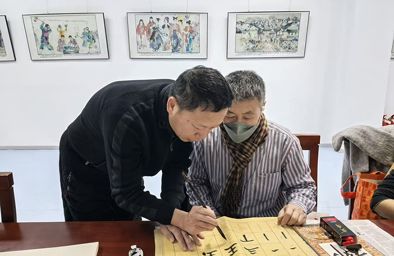 下换图 康桥社区老友学堂的书法公益课为老人生活增添乐趣