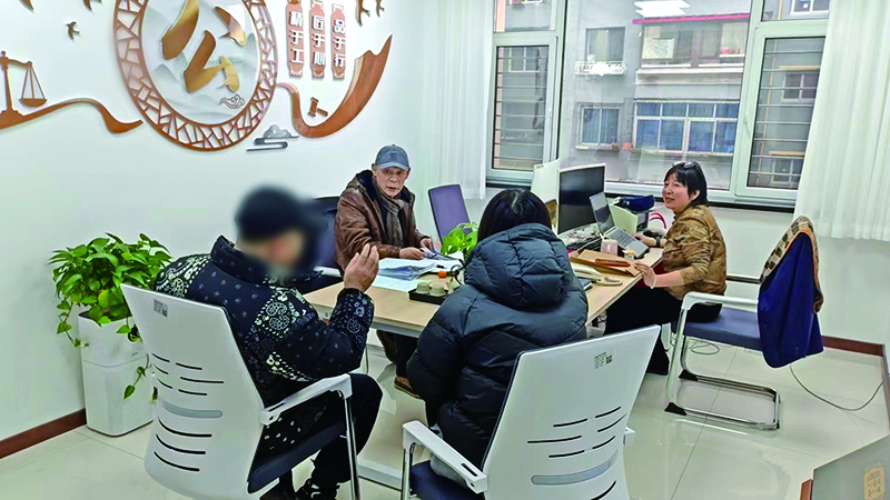 在抚顺中院调解室，退休法官吕明、与调解员高红（右一）调解一起物业服务合同纠纷案件