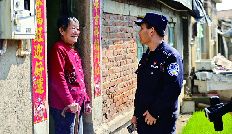 头题图，民警在社区走访过程中与群众“唠家常”