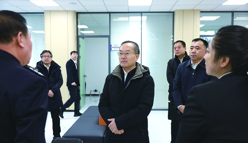 1月13日，省委常委、政法委书记郑艺（中）在本溪市溪湖区综治中心与工作人员深入交流。 本报记者 孟浩 摄