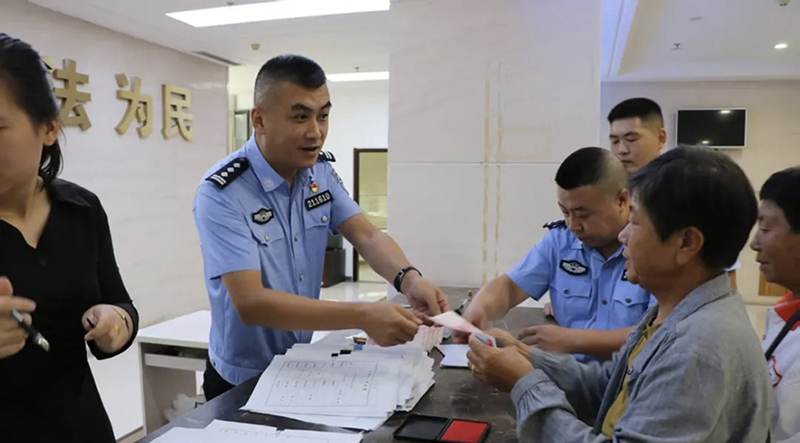 头题图，法院执行干警向申请人发放执行款