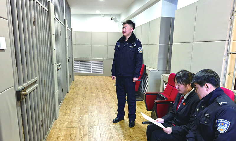 二题图，执行干警对被执行人进行释法明理