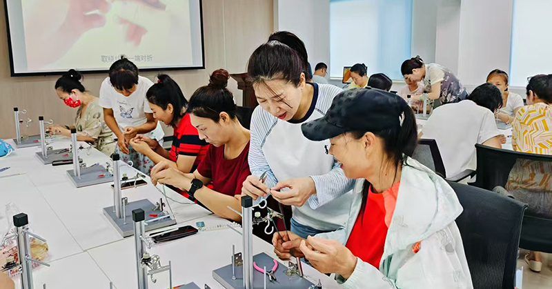 3促就业，沈阳砂阳北社区“幸福创益工坊”的老师耐心细致教学2