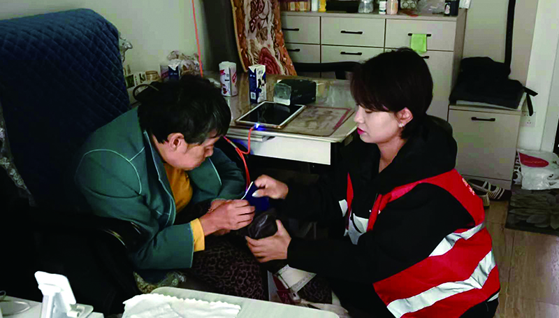 志愿者为老人上门测量血压