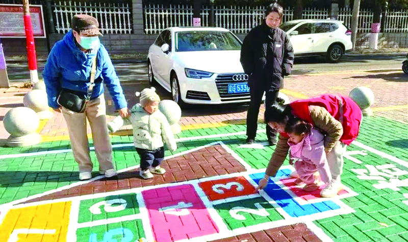 志愿者陪孩子玩跳格子游戏