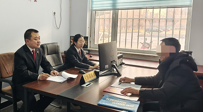 头题图，办案法官暖心调解化心结