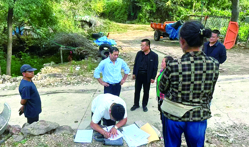 法官现场调解邻里土地纠纷