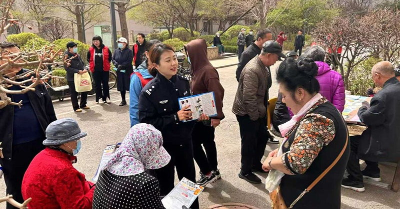 钟亚婷向社区居民开展法治宣传