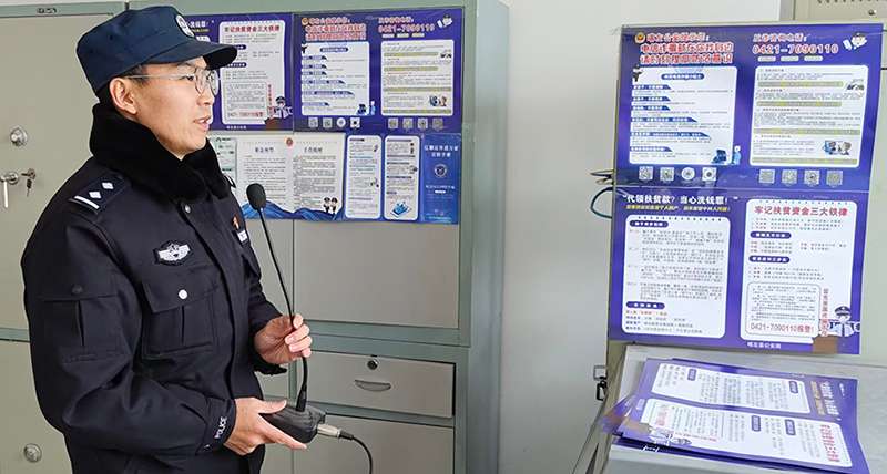 民警邢国锋在大喇叭前宣传反诈