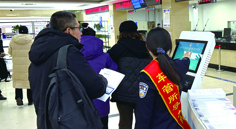 (王聪稿)辅警高欣引导群众排号