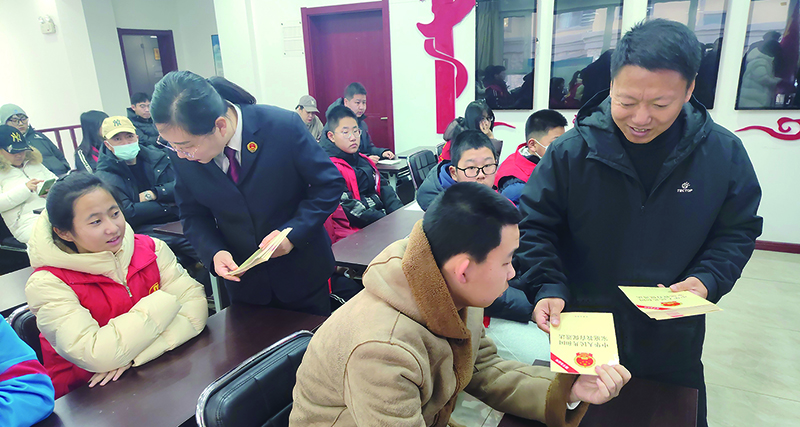 4记者与检察官发放法律宣传资料