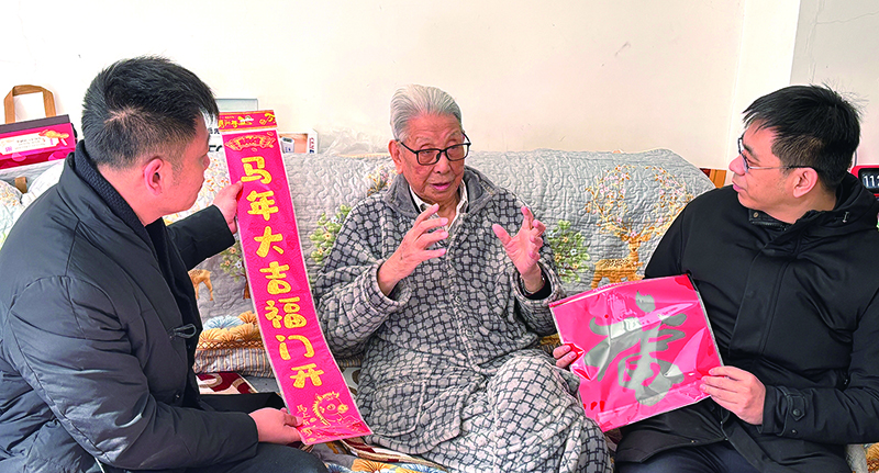 6志愿者为抗战老兵送上福字和对联