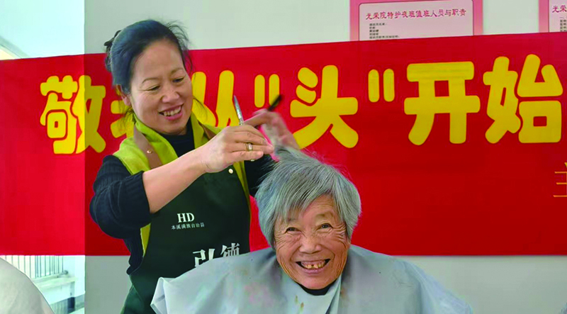 志愿者正在为老人修剪头发