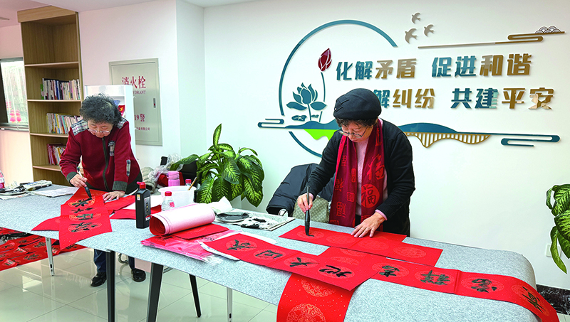 书法家正在书写春联