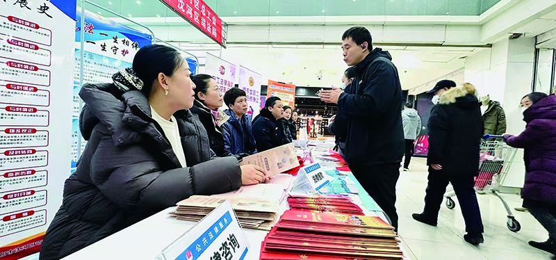 头题图，法援服务团队答疑解惑。