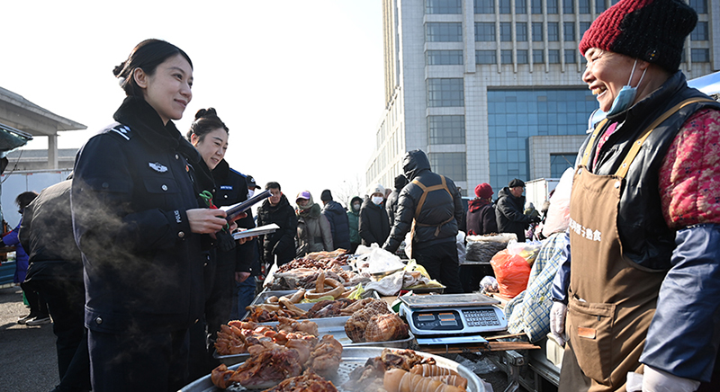 二题图,老边公安走进老边区最具烟火气的“钢铁大集”,春节普法“一线”拜年。