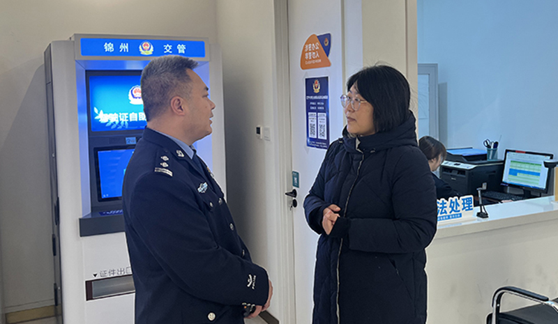 二题图，马永标（左）向记者介绍智慧车管所运营情况