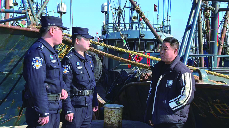 东 民警仔细核查船舶信息、排查安全隐患