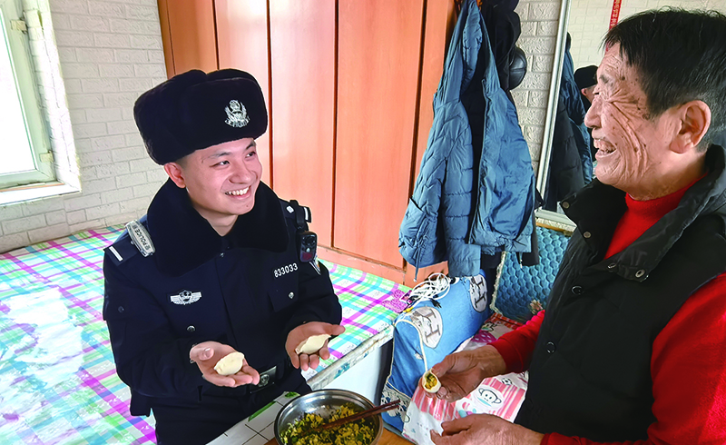 北 毕雲博一边包饺子，一边陪老人唠家常