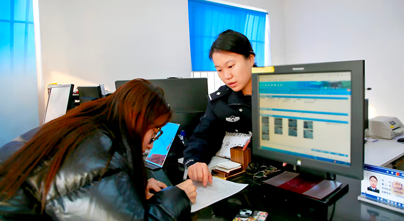 头题图,民警指导大学生填写表格信息