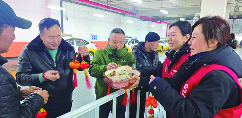 志愿者为出租车司机们送礼品