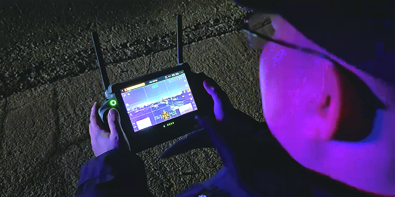 头题图,晚上8点,建设派出所副所长赵哲正操控着搭载热成像设备的无人机进行夜间巡航。