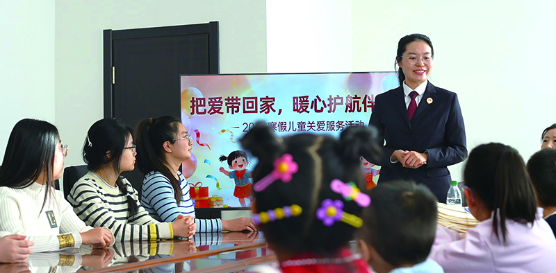 法治课堂上检察干警为孩子们送上“安全锦囊”