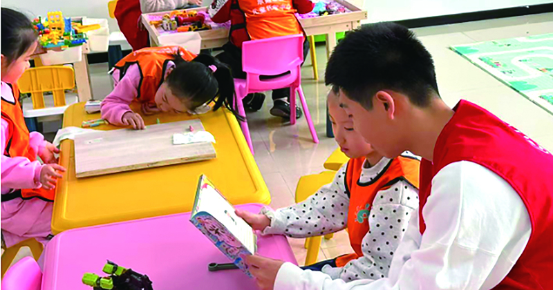志愿者陪伴孩子在活动室里快乐成长