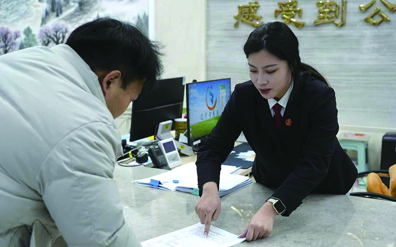 法院工作人员指导当事人填写材料1