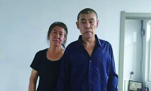 李宝东和妻子合影