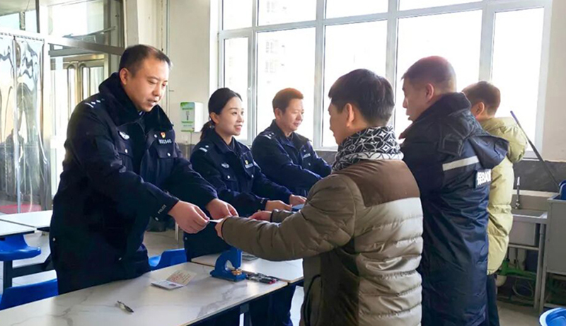 头题图，铁岭市公安局治安支队营商大队民警在辽宁天海电器有限公司开展上门办理保安员证服务