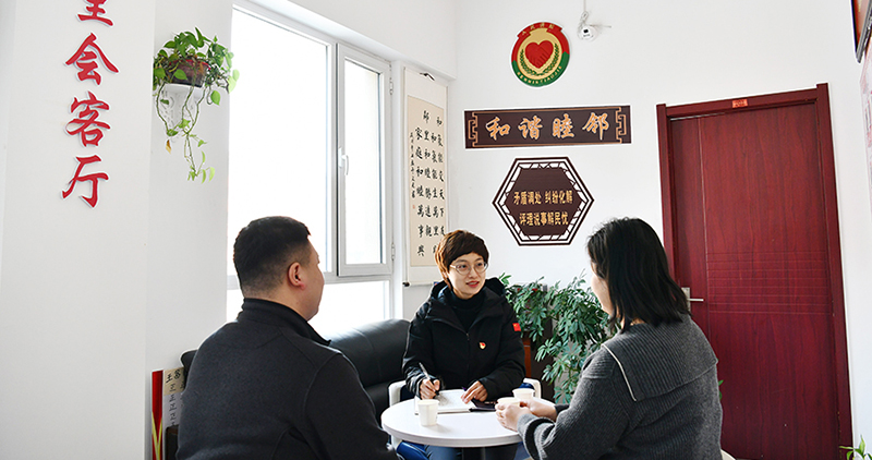 丛琳耐心调解夫妻矛盾。