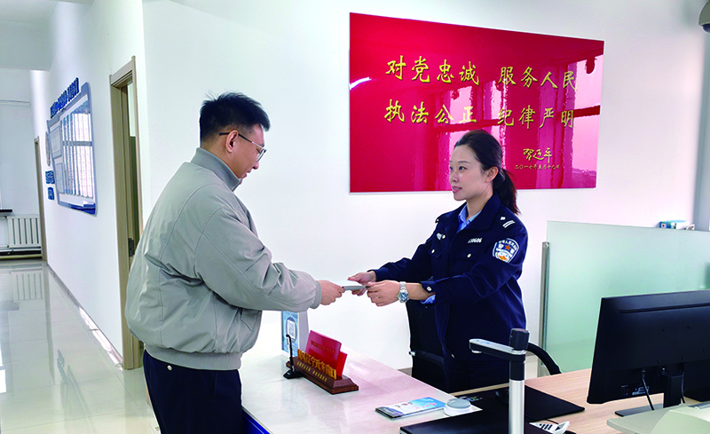 头题图，铁岭市公安政务服务专区为群众办理保安员证，现场申请、现场考试、当场发证。