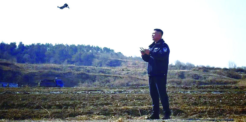 二题图，银州分局龙山派出所民警操控新列装的“龙山一号”警用无人机春耕期间进行防火巡查。