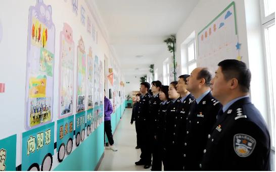 三题图,民警参观学校手工课堂作品