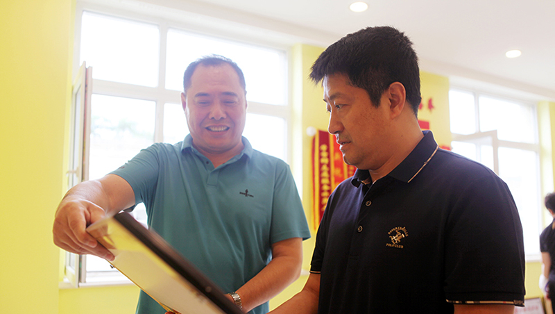 抚顺中院党组书记、院长于长春（右）实地调研辽宁顺意清真食品有限公司。