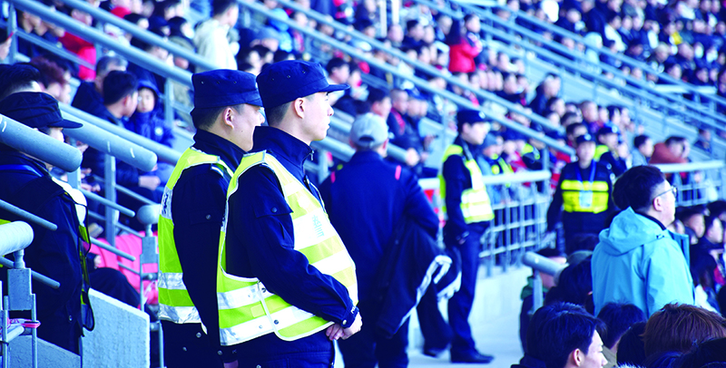 民警在场内值守。