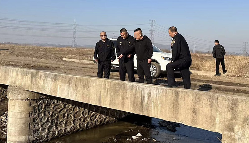 执法人员带倾倒司机指认现场（司机脸打码）