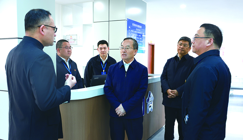 省委常委、政法委书记郑艺(中)在葫芦岛市社会治安综合治理中心与工作人员深入交流。