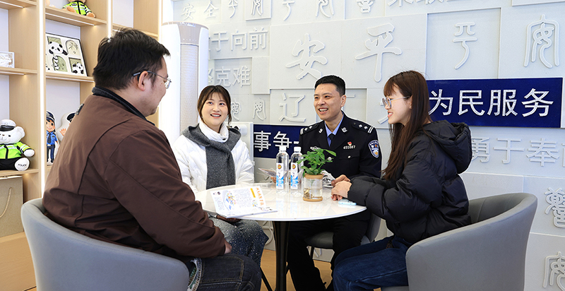 在辽宁工业大学警务站内，民警向学生征集意见建议。