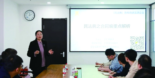 头题图，李宏源律师为企业员工讲解法律知识。